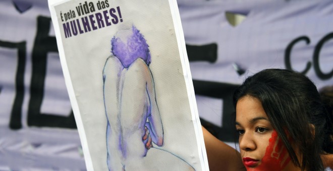 Una mujer se manifiesta en el Día Internacional de la Mujer en Rio de Janeiro, Brasil /AFP (VANDERLEI ALMEIDA)
