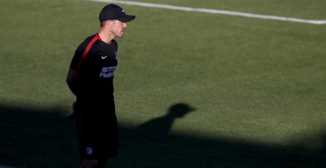 El entrenador argentino del Atlético de Madrid Diego Simeone durante un entrenamiento. | JUANJO MARTÍN (EFE)