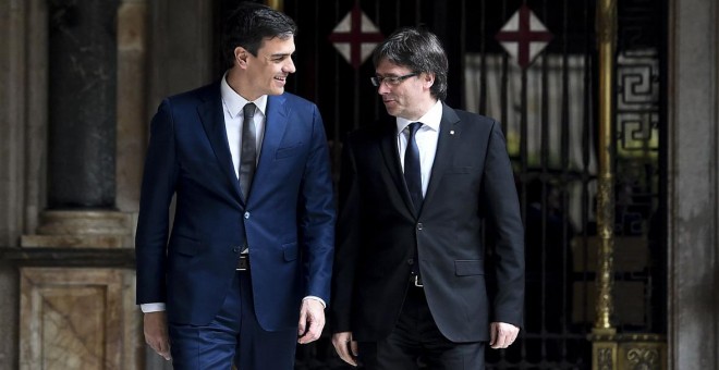 Carles Puigdemont y Pedro Sánchez, en su primera reunión en el Palau de la Generalitat, en marzo de 2016. EFE