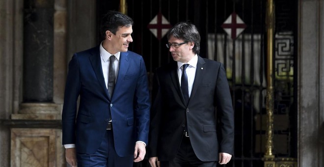 Carles Puigdemont y Pedro Sánchez, en su primera reunión en el Palau de la Generalitat, en marzo de 2016. EFE