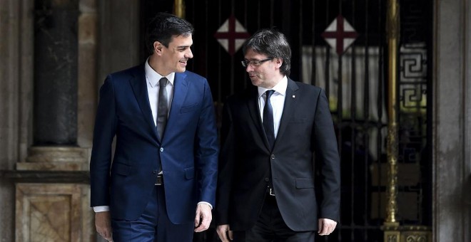 Carles Puigdemont y Pedro Sánchez, en su primera reunión en el Palau de la Generalitat, en marzo de 2016. EFE