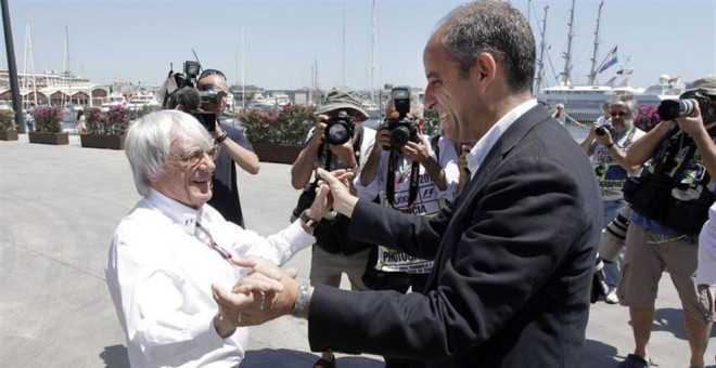 Francisco Camps saluda al magnate de la Fórmula 1 Bernie Ecclestone / EUROPA PRESS