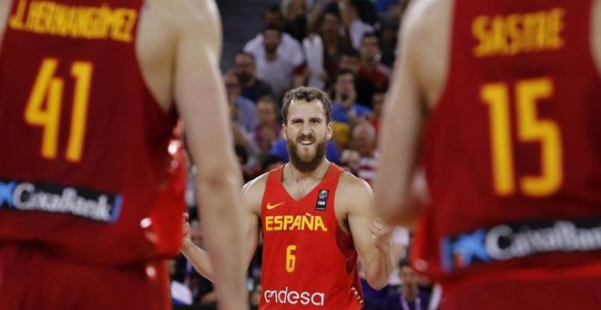 El jugador de la selección española de Baloncesto Sergio Rodríguez se felicita durante el encuentro España-Croacia del Eurobasket 2017.EFE/Juan Carlos Hidalgo