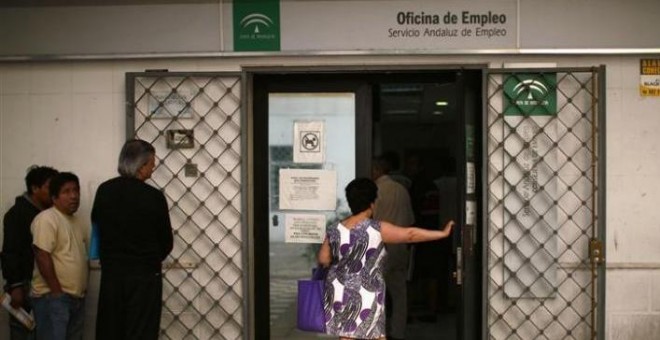 Una mujer hace cola para entrar en una oficina del Servicio Andaluz de Empleo, en Marbella. REUTERS/Jon Nazca