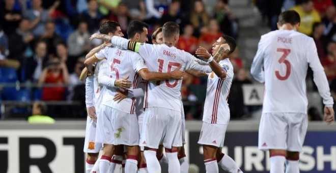 Los jugadores de la selección celebran uno de los tantos anotados ante Liechtenstein. - AFP