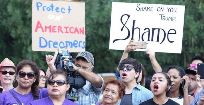 Inmigrantes y activistas de derechos humanos protestan contra la decisión del presidente estadounidense, Donald Trump, de poner fin al programa de Acción Diferida para los Llegados en la Infancia (DACA). - EFE