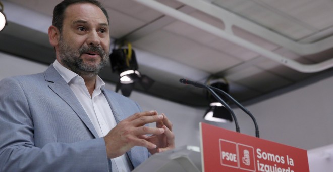 El secretario de Organización del PSOE, José Luis Ábalos, durante una rueda de prensa que ofrece en Ferraz. EFE/FERNANDO ALVARADO