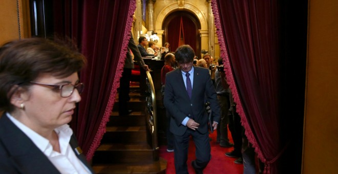 El president de la Generalitat, Carles Puigdemont, abandona por un momento el Pleno del Parlament, en la sesión en la que se ha introducido el debate de la ley de transitoriedad. REUTERS/Albert Gea