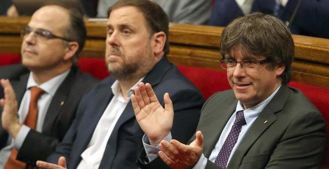 El presidente de la Generalitat, Carles Puigdemont, junto al vicepresidente del Govern, Oriol Junqueras,  durante el debate en el Parlament. - EFE