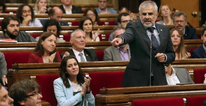 El portavoz de Ciudadanos, Carlos Carrizosa, junto a la presidenta del grupo, Inés Arrimadas, se dirige al presidente de la Generalitat, Carles Puigdemont. - EFE