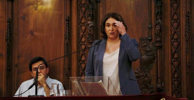 La alcaldesa de Barcelona, Ada Colau, y el primer teniente de alcalde, Gerardo Pisarello, durante un acto en el Ayuntamiento de Barcelona. | EFE