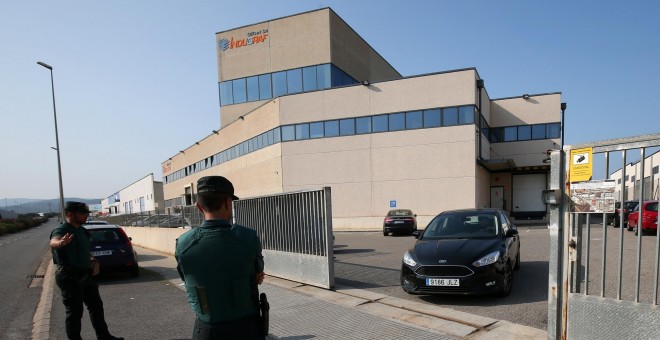 Civil Guards officers stop a car for inspection as it leaves Indugraf Offset SA printing house in Constanti town, near Tarragona, Spain, September 8, 2017. REUTERS/Albert Gea