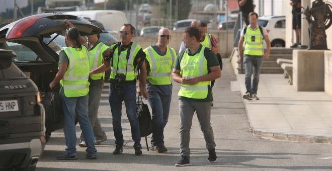 Agentes de la Guardia Civil salen tras el registro de las instalaciones de la imprenta de Constantí (Tarragona) después de dos días vigilando esta empresa por si se localizase documentación relacionada con el referéndum del 1 de octubre. EFE/Jaume Sellart