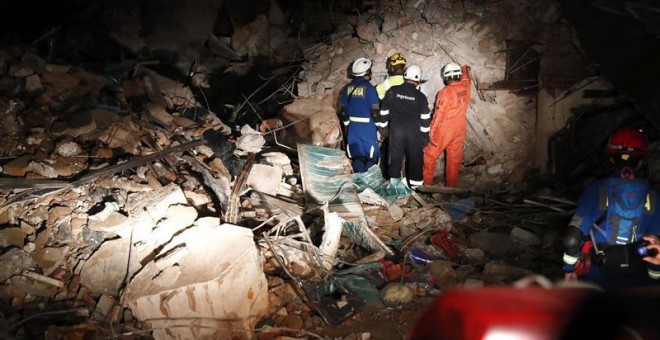 Rescate de víctimas del terremoto en el municipio mexicano de Juchitán, en Oaxaca. / JORGE NÚÑEZ (EFE)