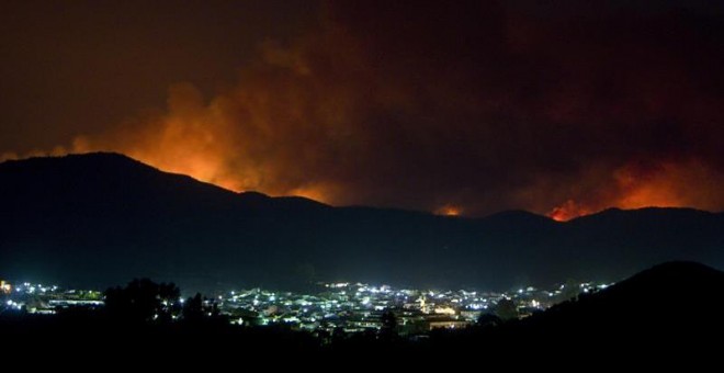 Incendio en La Granada de Riotinto, en Huelva. / JULIÁN PÉREZ (EFE)
