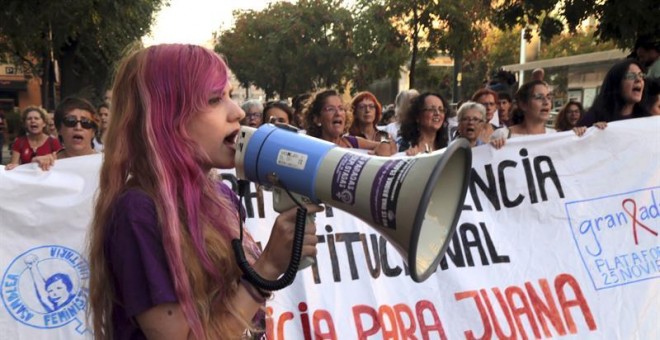 Manifestación en Granada en apoyo de Juana Rivas y las víctimas de violencia de género. / EFE