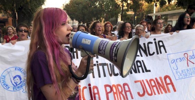 Manifestación en Granada en apoyo de Juana Rivas y las víctimas de violencia de género. / EFE