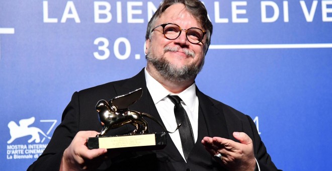 El director Mexicano Guillermo del Toro posa con el León de Oro conseguido en el 74 Festival de cine de Venecia./EFE