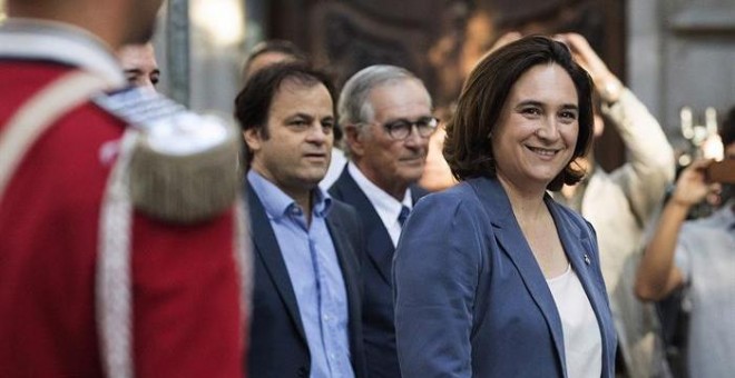 La alcaldesa de Barcelona, Ada Colau, tras la ofrenda floral al monumento a Rafael Casanova con motivo de la Diada. EFE/Marta Pérez
