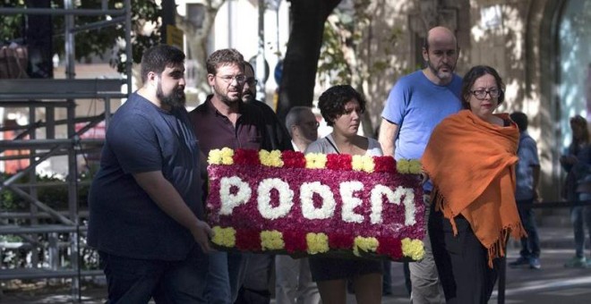 El líder de Podem en Cataluña, Albano Dante Fachin (2i), en la ofrenda floral al monumento a Rafael Casanova con motivo de la celebración de la Diada. EFE/Marta Pérez