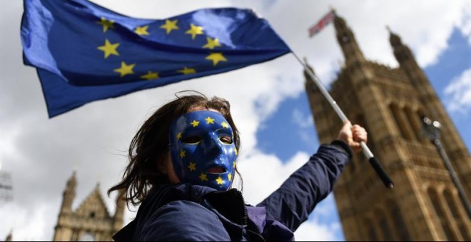 Manifestantes a favor de la Unión Europea protestan en los exteriores del parlamento en Londres. - EFE