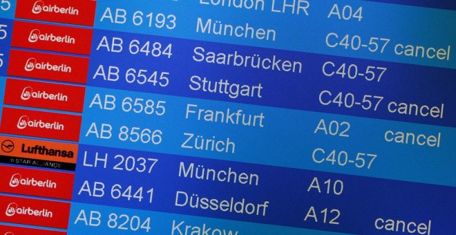 Una pantalla muestra los vuelos de Air Berlin cancelados en el aeropuerto de Tegel, en la capital alemana. REUTERS/Axel Schmidt