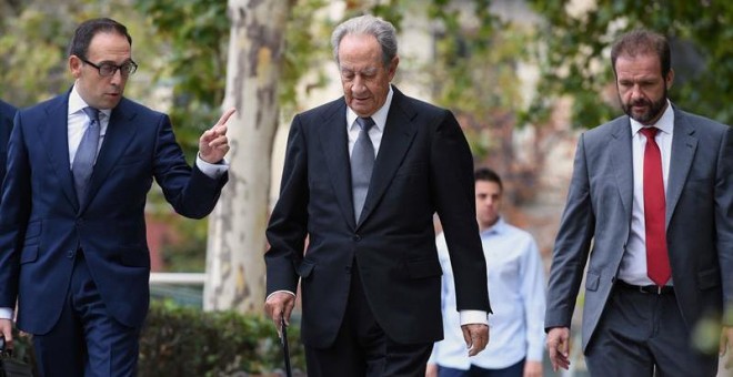 El expresidente de OHL Juan Miguel Villar Mir (c), a su llegada hoy a la Audiencia Nacional para declarar como investigado ante el juez Manuel García Castellón. EFE/Fernando Villar