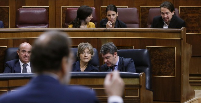 El líder de Unidos Podemos, Pablo Iglesias escucha la intervención del presidente del Gobierno, Mariano Rajoy, durante la sesión de control al Ejecutivo en el Congreso de los Diputados. EFE/Fernando Alvarado