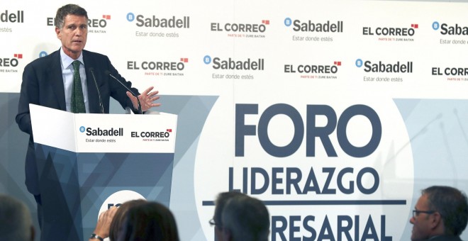 El consejero delegado del Banco Sabadell, Jaime Guardiola, durante su conferencia sobre el futuro del sector financiero, organizada por el Foro Liderazgo Empresarial, en Bilbao. EFE/ Luis Tejido
