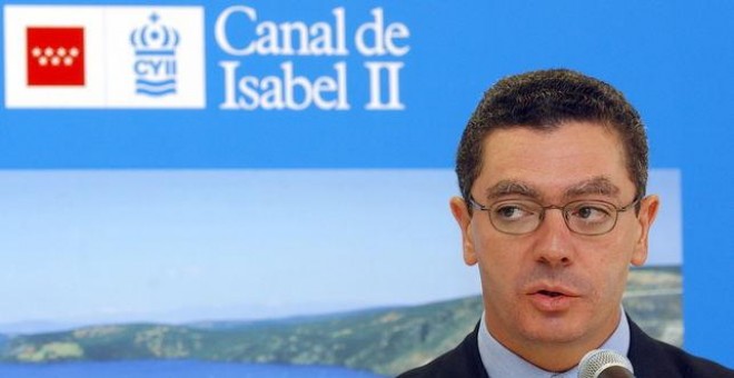 Alberto Ruiz Gallardón, durante una visita que realizó en 2002 para inaugurar el laboratorio de análisis del agua del Canal de Isabel II en Madrid. EFE/Fernando Alvarado
