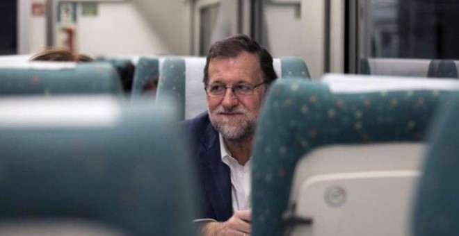 El presidente del Gobierno, Mariano Rajoy, en uno de sus viajes en AVE. Archivo REUTERS