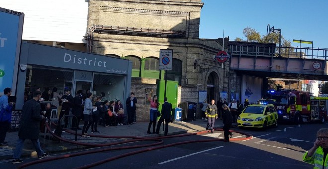 Los servicios de emergencia atienden a los pasajeros del metro de Londres en la calle. TWITTER / @ASolopovas