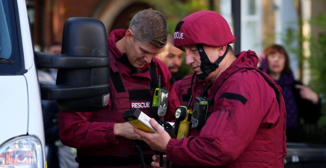 Miembros de la brigada experta en bombas trabajan cerca de la estación de metro de Londres donde ha tenido lugar la explosión. REUTERS/Hannah McKay