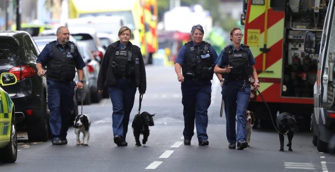 Policías oficiales caminan con un perro después del atentado terrorista de Londres. REUTERS/Luke MacGregor