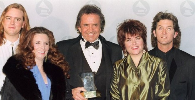Johnny Cash, en una imagen de 1990 junto a su mujer y dos de sus hijos. - AFP