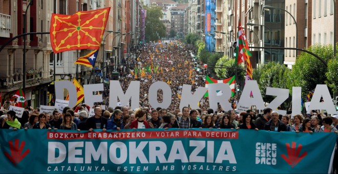 Miles de personas salen a las calles de Bilbao para denunciar la “demofobia” del PP. REUTERS/Vincent West