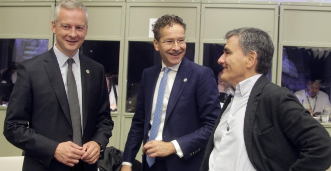 El ministro de Economía francés, Bruno La Maire, con su colega holandés y presidente del Eurogrupo, Jeroen Dijsselbloem, y elgriego, Euclid Tsakalotos, a su llegada a una reunión de ministros de Economía y Finanzas de la eurozona en Tallin, Estonia. EFE/V