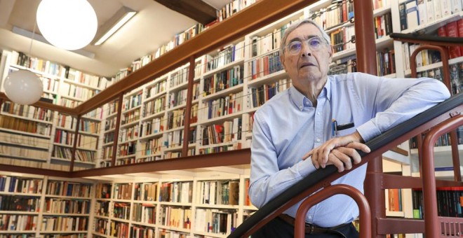 Ignacio Latierro, fundador de la librería 'Lagun', de San Sebastián, junto con María Teresa Castells, que el pasado 11 de septiembre falleció a los 82 años. EFE/Javier Etxezarreta.