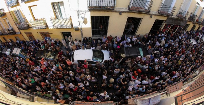 Decenas de personas asisten al acto a favor del referéndum soberanista en Catalunya organizado por la asociación 'Madrileños por el derecho a decidir' hoy en el Teatro del Barrio, en Madrid. REUTERS/Sergio Pérez