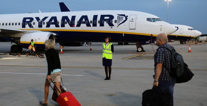 Pasajeros caminan hacia un avión de Ryanair en el aeropuerto de Stansted (Londres). /REUTERS