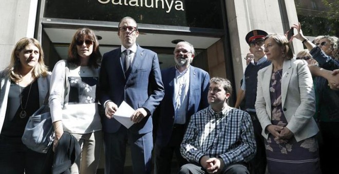 El alcalde de Mollerusa (Lleida) y diputado en el Parlament Marc Solsona (3i), acompañado por la presidenta del Parlament, Carme Forcadell (d), y varios dirigentes del PDeCAT, a su salida de la Fiscalía del Tribunal Superior de Justicia de Catalunya. - EF