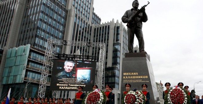 Militares realizan una guardia de honor durante la inauguración en Moscú del monumento a Mijaíl Kaláshnikov. /REUTERS