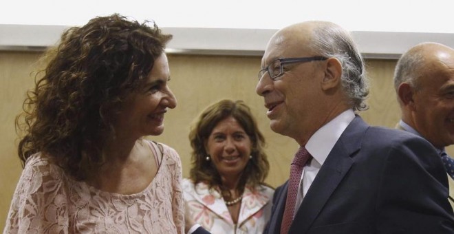 La consejera de Hacienda, María Jesús Montero, y el ministro de Hacienda, Cristóbal Montoro, en una reunión del Consejo de Política Fiscal y Financiera. EFE