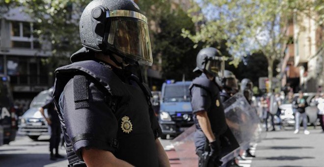 Agentes de la Policía Nacional ante la sede de la CUP en Barcelona. | XAVI HERRERO