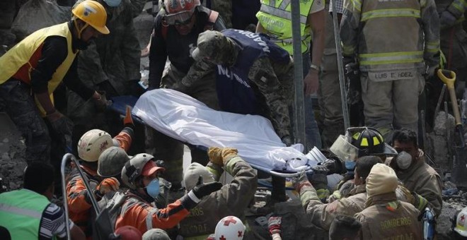 Brigadistas y voluntarios rescatan a víctimas del terremoto en Ciudad de México. / JOSÉ MÉNDEZ (EFE)