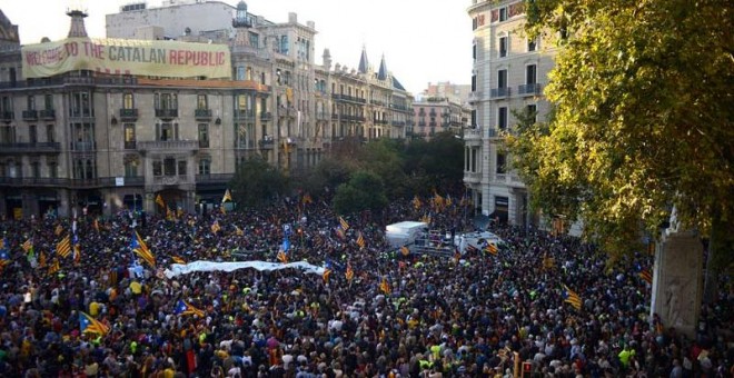 Cartel desplegado en la sede de la Consellería de Economía: 'Welcome to the catalan Republic'. | SERGI BERNAL