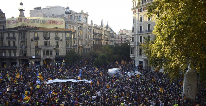 Pancarta con el lema 'Welcome to the Catalan Republic'. SERGIO BERNAL