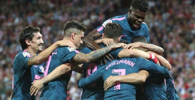 Los jugadores del Atlético de Madrid celebran uno de sus goles. | EFE