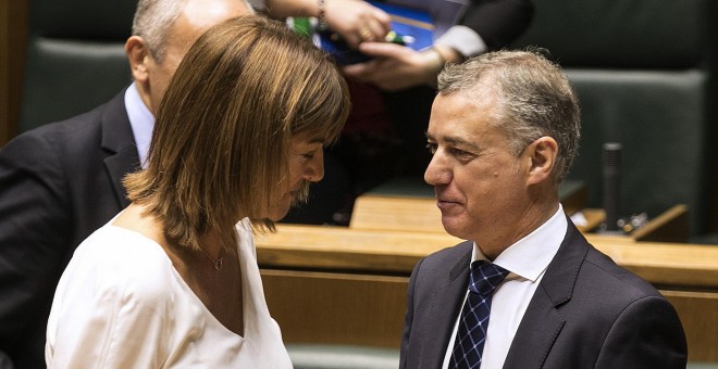 El lehendakari, Iñigo Urkullu, conversa con la portavoz del PSE-EE, Idoia Mendía, tras su intervención en el pleno de Política General en el Parlamento Vasco. EFE/David Aguilar