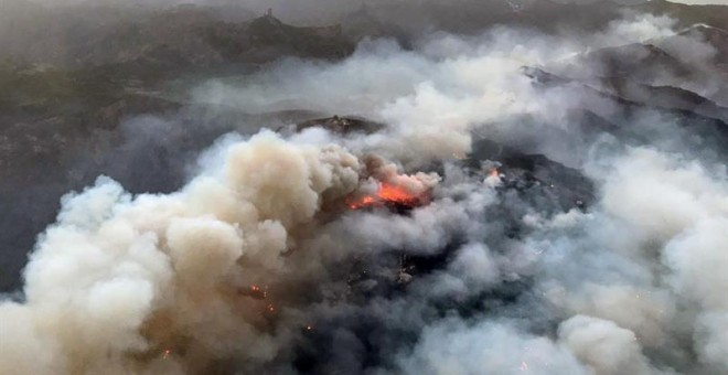 Fotografía facilitada por la Guardia Civil, del incendio de la cumbre de Gran Canaria tomada por un helicóptero de la Guardia Civil en la tarde de ayer, miércoles. /EFE